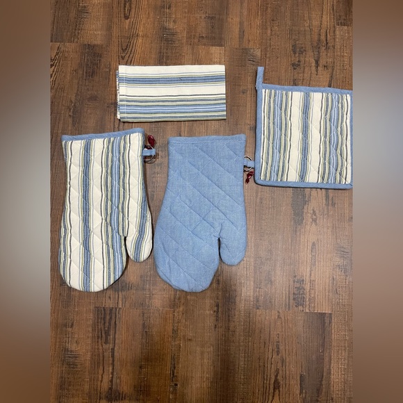 Van Cleef 4 pc Kitchen linen set. Oven mitts/potholder/tea towel. NWT! - Picture 2 of 3